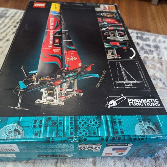 LEGO Technic Emirates Team New Zealand Yacht - Picture 2 of 3